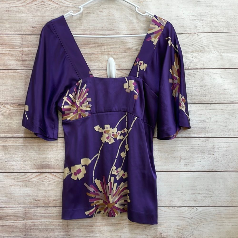 TRINA TURK 100% SILK KIMONO STYLE TOP IN PURPLE FLORAL PRINT